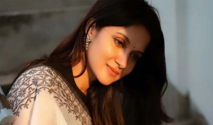 সেলফি তুলে ভাইরাল মিথিলা, নতুন যে গুঞ্জন!